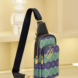 Alternative view of 163C This Avenue small shoulder bag in Monogram Eclipse coated canvas explores the trend of crossbody styling with its refined silhouette. The main compartment's interior pocket ensures secure storage, while the zippered exterior pocket offers easy access to everyday essentials. A triangular zippered pocket is positioned where the shoulder strap meets the bag. 16 x 33 x 5.7 cm (Length x Height x Width)